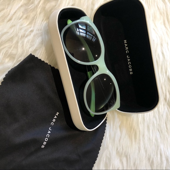 NWOT w/case Marc by Marc Jacobs Striped Sunglasses - Picture 4 of 8